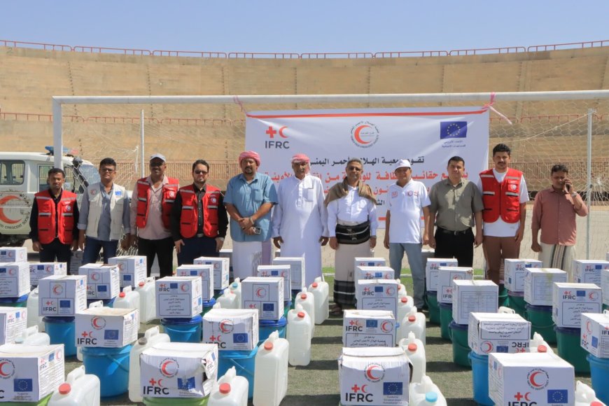 فرع جمعية الهلال الأحمر اليمني بحضرموت يوّزع حقائب النظافة للوقاية من انتشار الأوبئة بمديرية سيئون