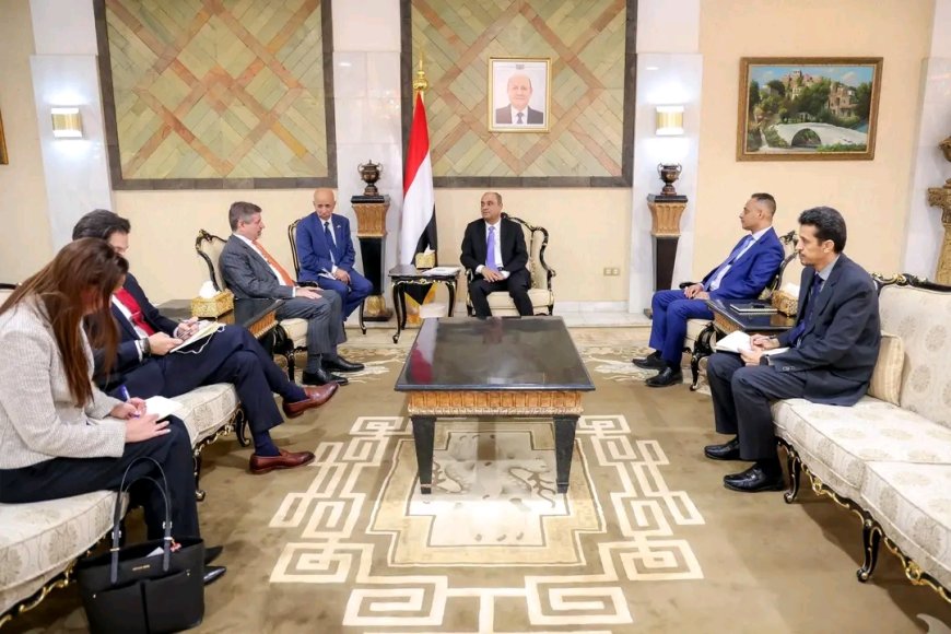 رئيس الوزراء يناقش مع السفير الأمريكي العلاقات الثنائية والقضايا ذات الاهتمام المشترك