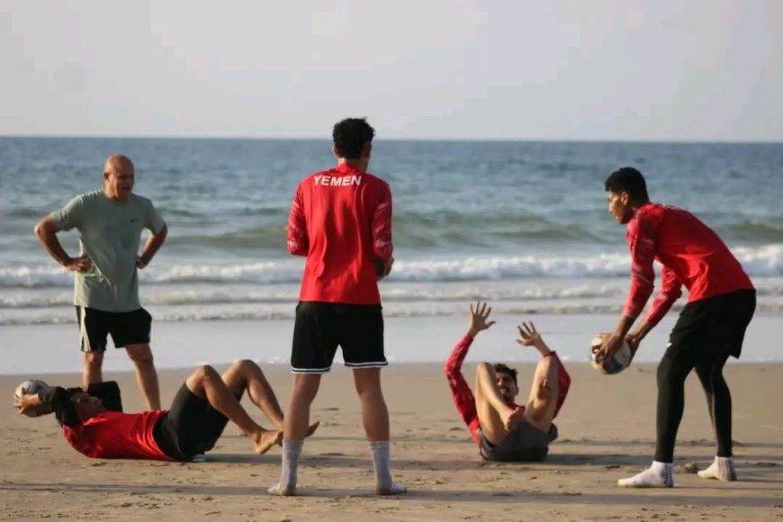 المنتخب الوطني يجري حصة تدريبية بحرية على شاطئ المكلا
