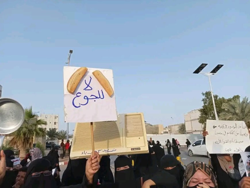 "ثورة النسوان" تعود إلى شوارع عدن رفضاً لانهيار الخدمات