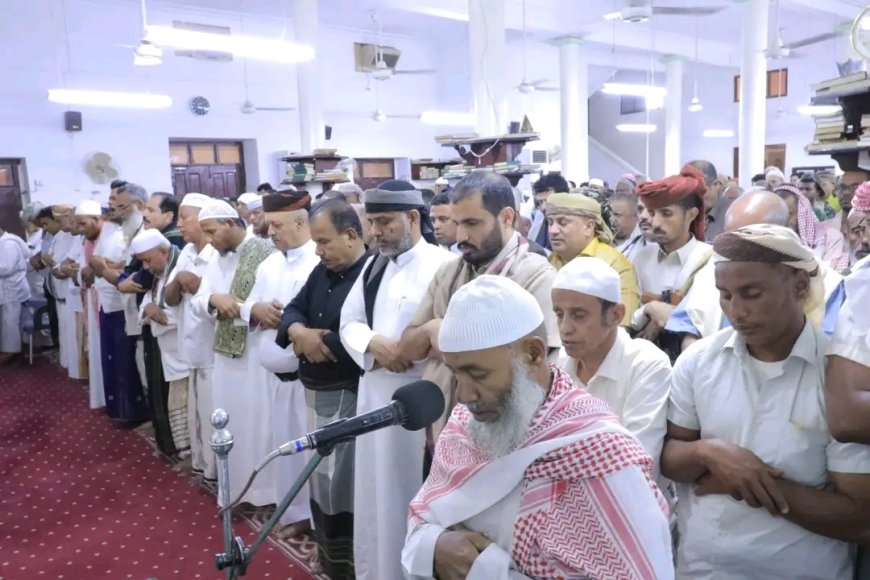 وكيل محافظة حضرموت لشؤون مديريات الوادي والصحراء يقدم واجب العزاء لقائد المنطقة العسكرية الأولى ويتقدّم مشيعي جنازة والدته بسيئون