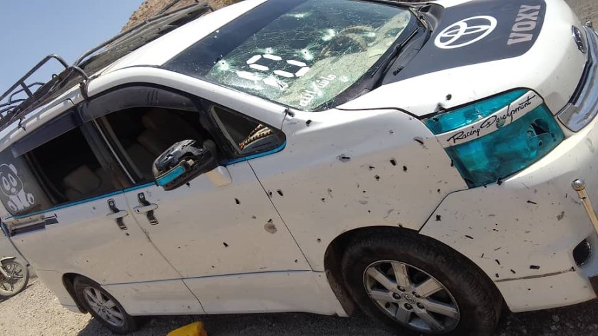 أبين‬⁩.. مقتل شخص وجرح آخر في انفجار عبوة ناسفة بمركبة في لودر