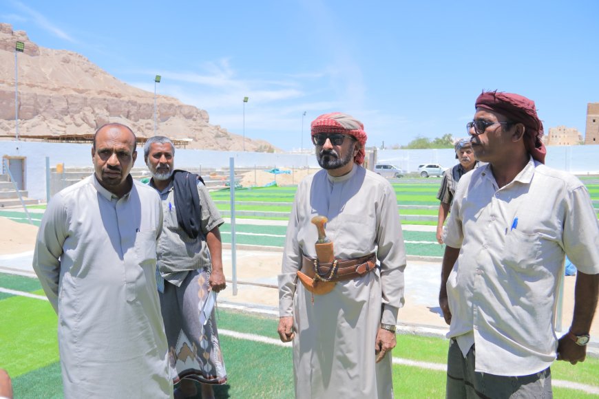 مدير عام شبام يتفقد العمل في مشروع ملعب شبام العشبي ويدعو للإستثمار في مختلف القطاعات بالمديرية