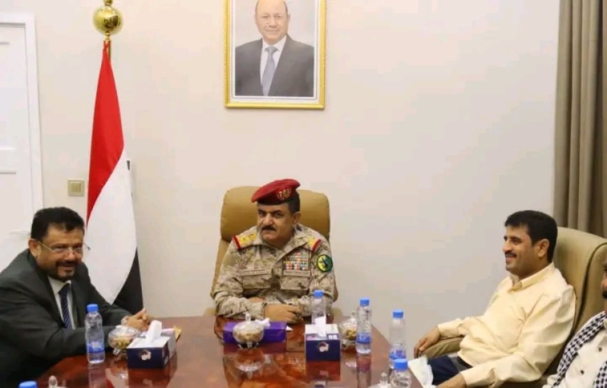 وزير الدفاع يلتقي محافظ محافظة ريمة في عدن