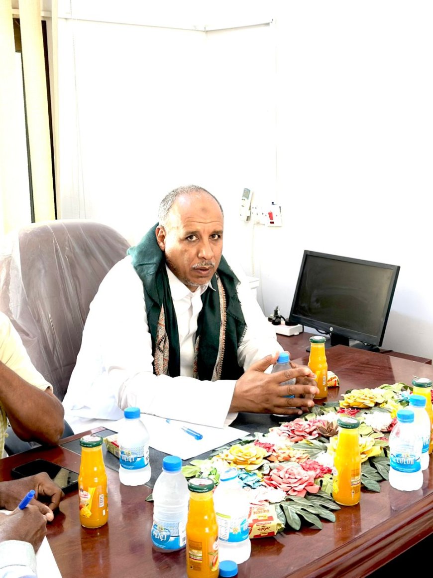 المدير العام أنيس السماحي ومعه سعيد التميمي مدير إدارة وحدة النظافة بالمديرية يجتمعان بالعاملين في مكتب الثاني