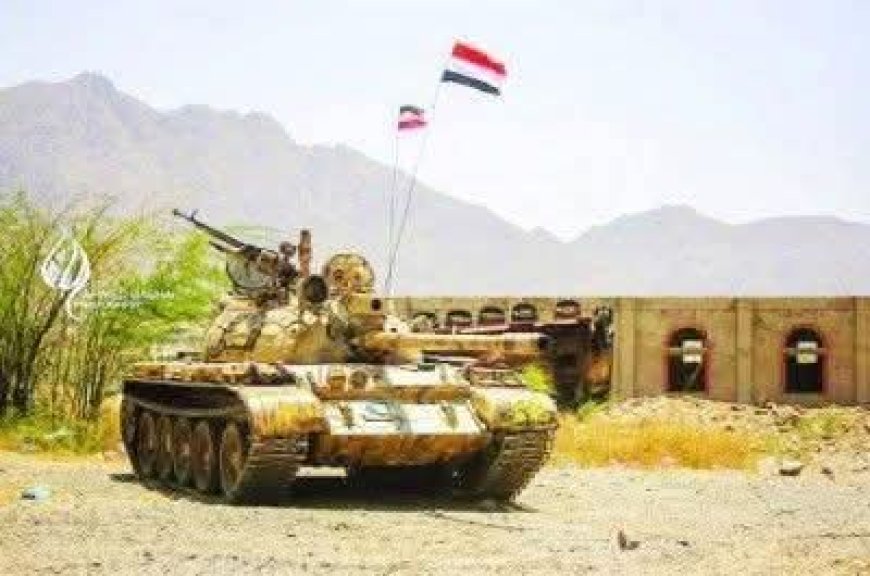 مصدر عسكري: دبابة تابعة للجيش الوطني تدمر موقعًا لمليشيا الحوثي يستخدم للقنص