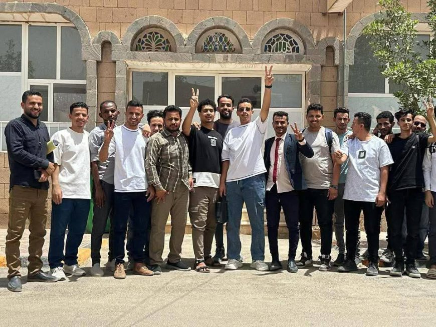 طلاب الدفعة الخامسة إعلام بجامعة إقليم سبأ ينفذون وقفة احتجاجية أمام مكتب رئاسة الجامعة بمأرب