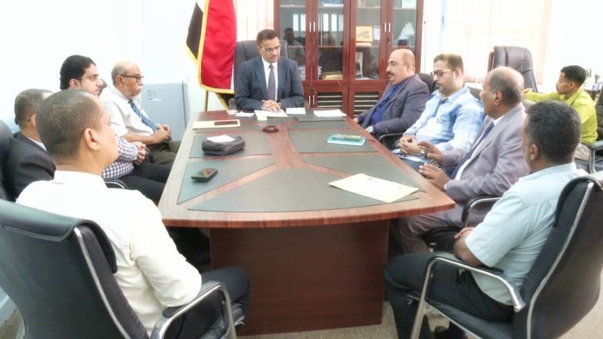 الأمين العام لمحلي حضرموت يعقد لقاءً لمناقشة خطط وبرامج دعم القطاع التربوي