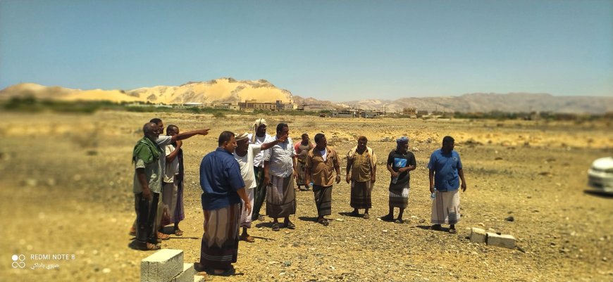 رئيس جمعية صيادي الحسي يلتقي وفد هيئة المصائد العامة السمكية بحضرموت للاطلاع على مواقع مصنع الثلج و الإنزال السمكي