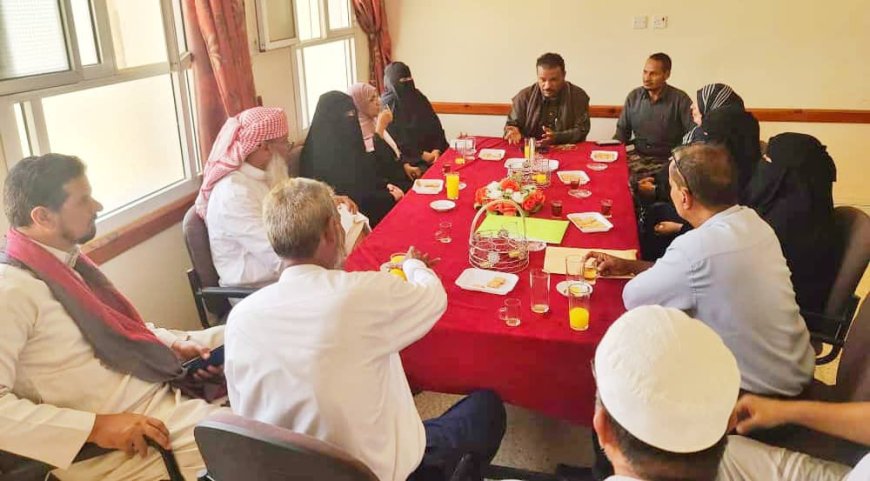 مدير تربية شبام يستقبل فريق التوجيه التربوي بوزارة التربية والتعليم عدن ويتفقدون عدد من مدارس التعليم الأساسي بالمديرية