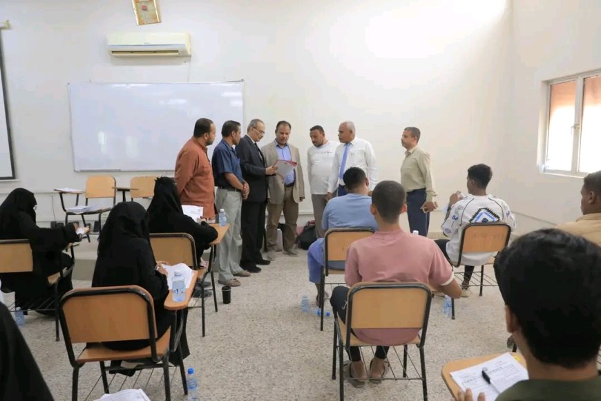 الوكيل العامري يطّلع على سير الامتحانات النهائية بكلية المجتمع بسيئون ويشيد بالجهود المبذولة في تطوير التخصصات التقنية