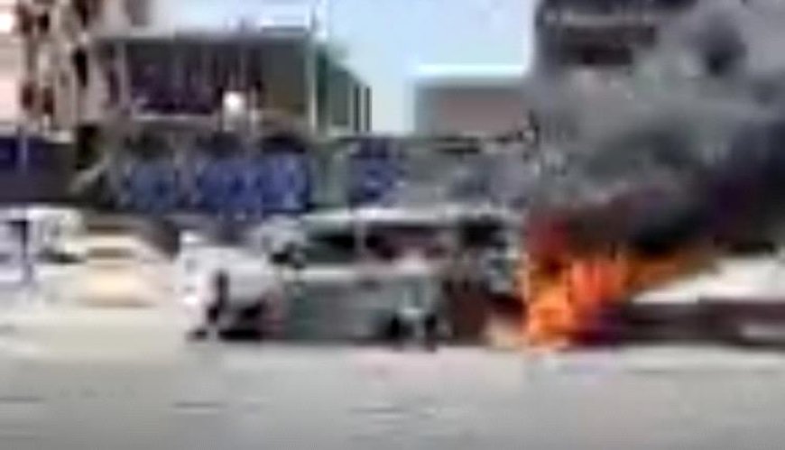 النيران تلتهم باص" فوكسي" في عدن