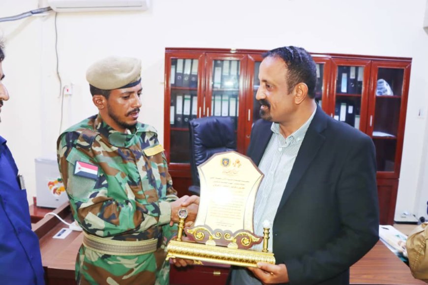قيادة اللواء الأول دعم أمني تكرم وكيل عدن لشؤون الشهداء والجرحى تقديرًا لجهوده الوطنية والإنسانية