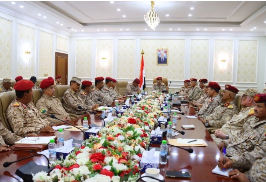 وزير الدفاع الداعري يترأس اجتماعاً موسعاً لقيادة وزارة الدفاع ورؤساء الهيئات ومدراء الدوائر في العاصمة عدن