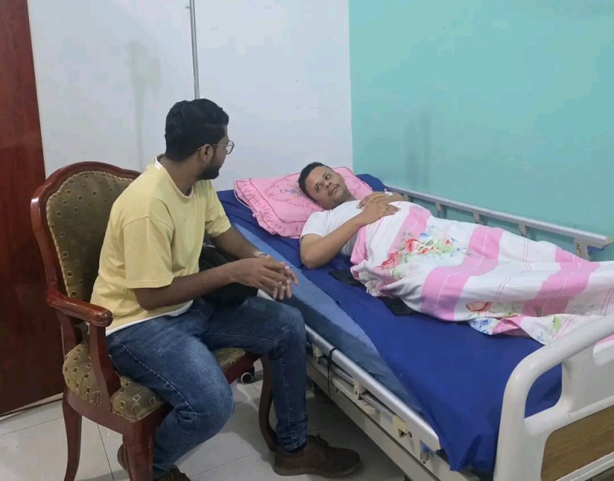 مدير إدارة الأنشطة بنقابة الصحفيين الجنوبيين بحضرموت يزور الزميل منير اليزيدي للاطمئنان على صحته بعد عملية جراحية