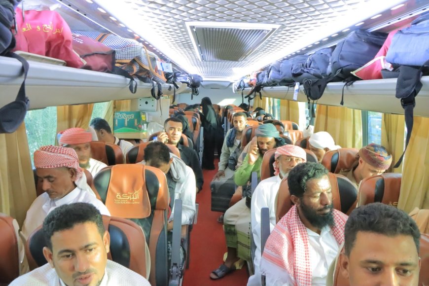 حجاج بيت الله الحرام يغادرون مدينة سيئون برا عبر وكالتي الشامل وروضة الحرمين