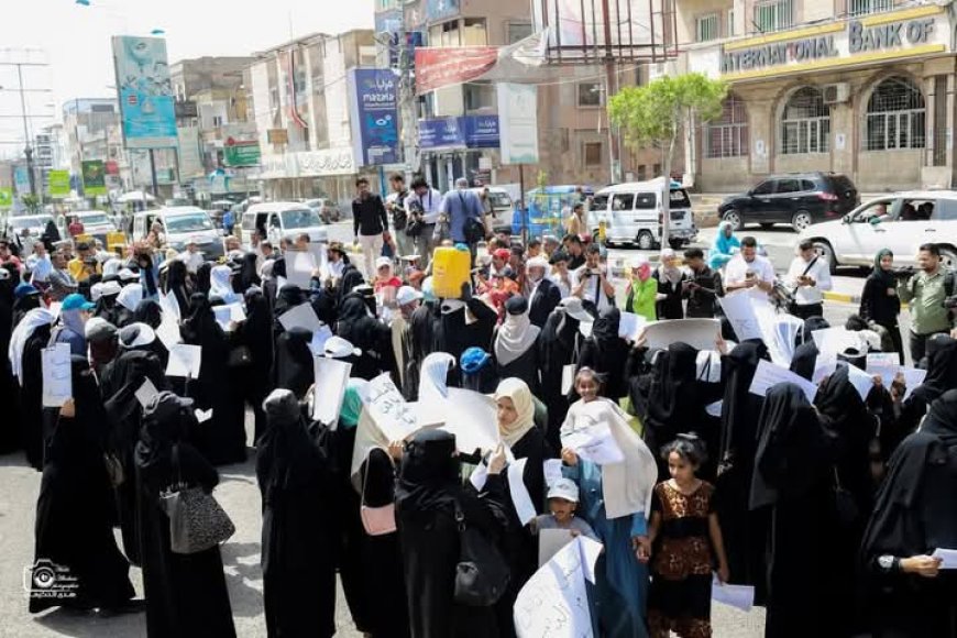 اتحاد الشباب الاشتراكي يشيد بتظاهرة نسوية في تعز ويحمل السلطة المحلية مسؤولية تدهور الخدمات