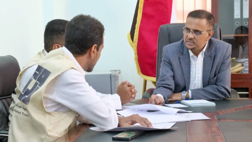 الأمين العام يعقد لقاءً بالمكلا لمناقشة سير الإجراءات القانونية لمشروع مدينة عبد العزيز الراشد الخيرية