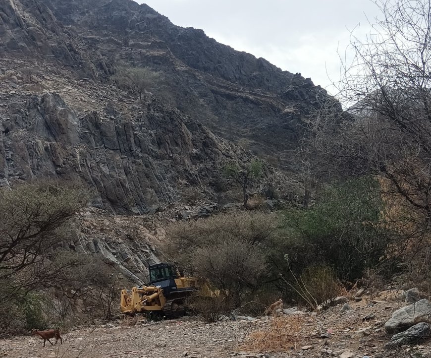 صورة تكشف احتجاز آلية لمشروع طريق باتيس رصد لبعوس منذ ثلاث سنوات في منطقة ثنهة