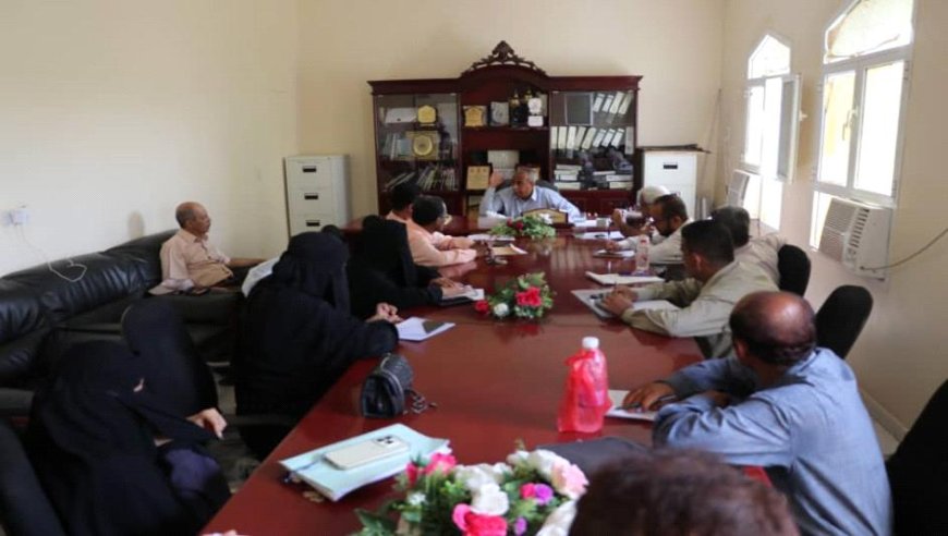 رئيس جامعة أبين يجتمع بإعضاء مجلس الاعتماد الأكاديمي وضمان الجودة بالجامعة وعمداء الكليات ونوابهم