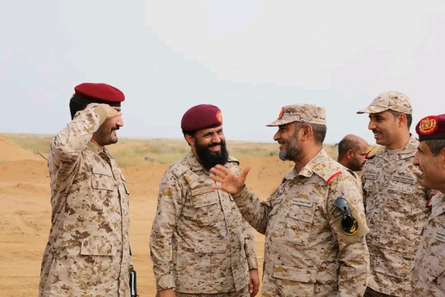 رئيس هيئة الأركان يزور المنطقة العسكرية الخامسة ويلتقي قيادة المنطقة ويطلع على أوضاع المقاتلين
