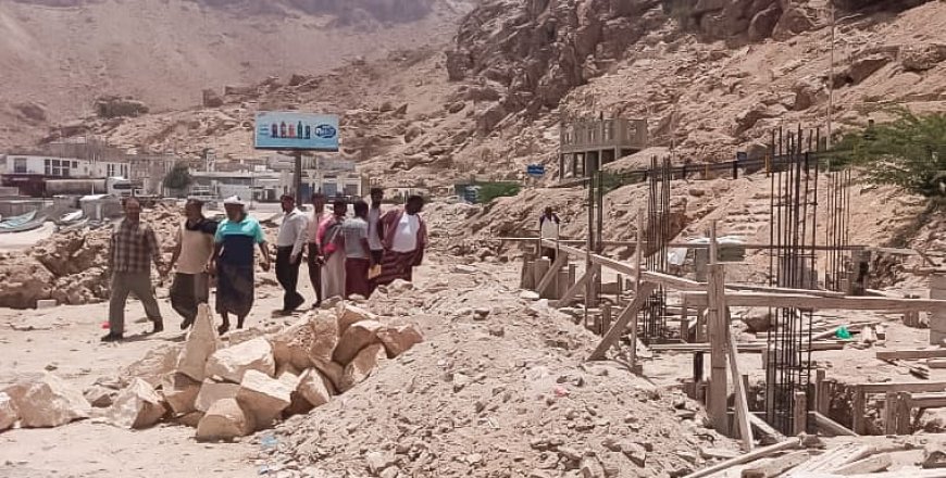 مدير عام بروم ميفع يتفقد موقع مشروع ورشة صيانة القوارب والمحركات البحرية لصيادي بروم