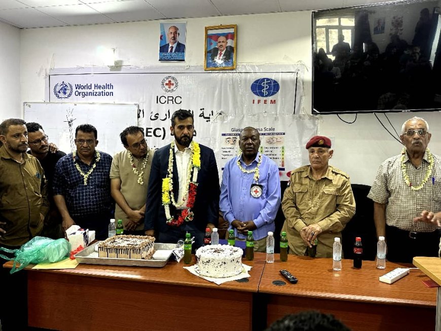 مستشفى الشيخ محمد بن زايد بالضالع يختتم دورة في التخدير ويكرم الدكتور المصري أحمد سلمان