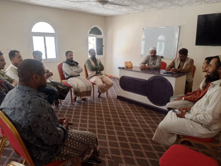 قيادة مؤسسة وادي دوعن للتنمية تلتقي برؤساء الأقسام لمناقشة تطوير المشاريع