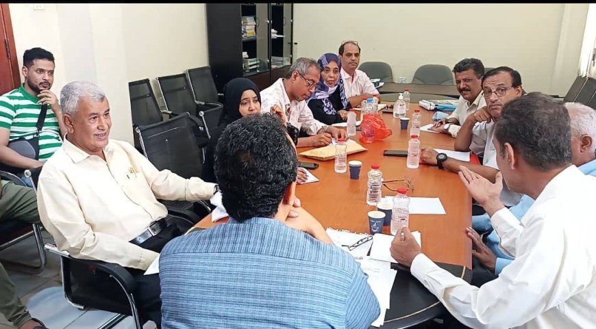 الشعبي يرأس اجتماعاً موسعًا مع مديري مكاتب الصحة بالمديريات والمستشفيات في عدن