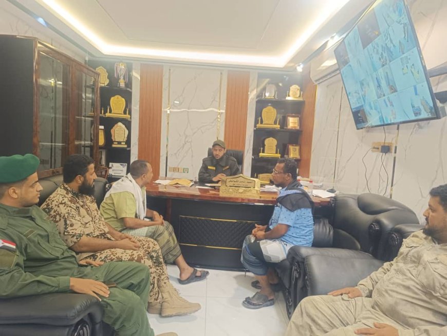 توحيد الجهود الأمنيه في لحج .. العميد "الشوحطي" يجتمع مع قائد نقطة مصنع الحديد لتبادل المعلومات وتذليل العقبات بين النقاط الأمنيه.