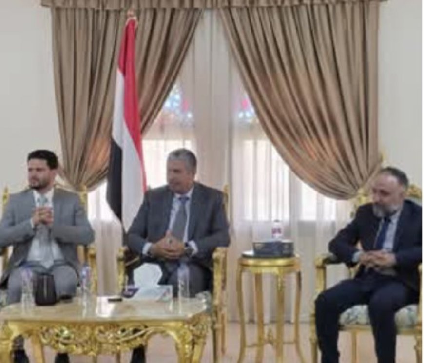 تكريم السفير بحاح لأعضاء فرقة "مسرح اليمن" بالقاهرة احتفاءً بنجاح عرض "البحر يتكلم عربي":
