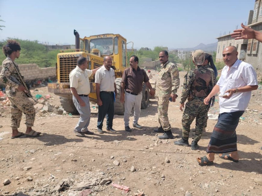 لتخفيف حدة الازدحام بالمدينة.. مدير عام قعطبة بكر الشاعري يفتتح شارع رئيسي بقعطبة
