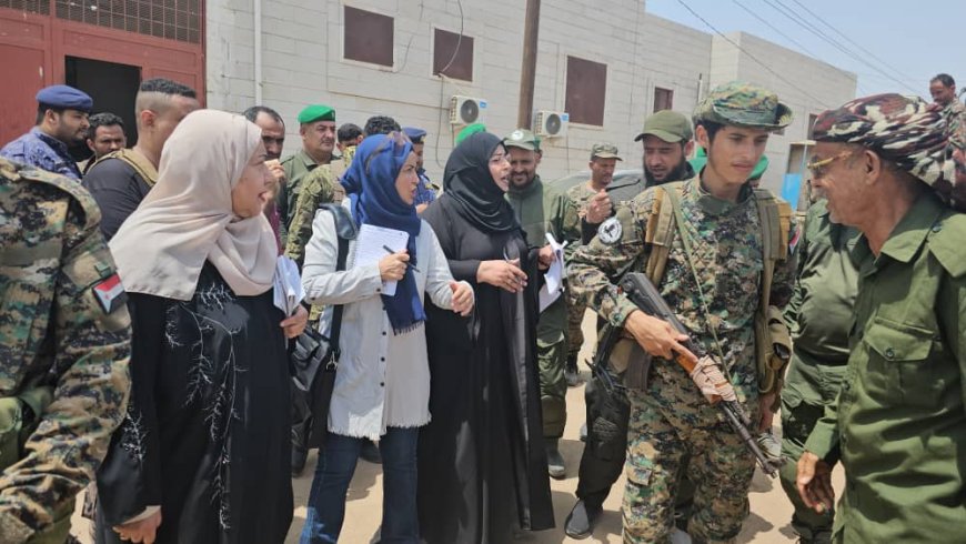 اللجنة الوطنية للتحقيق اليوم الثاني على التوالي تطلع على أوضاع (382) من نزلاء السجن المركزي وسجن النساء بمحافظة لحج .