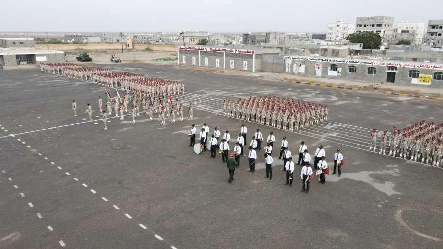 وزير الدفاع يشهد حفل تخرج الدفعة الثانية من الكلية الحربية بعدن