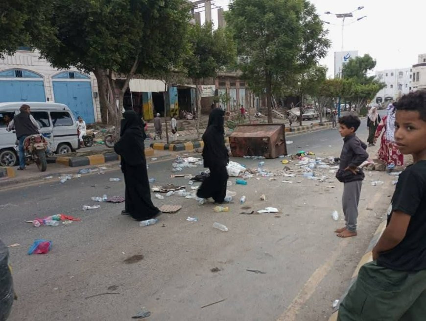 نساء في تعز يقطعن الخط الرابط بين جامعة تعز وجولة نادي الصقر. 