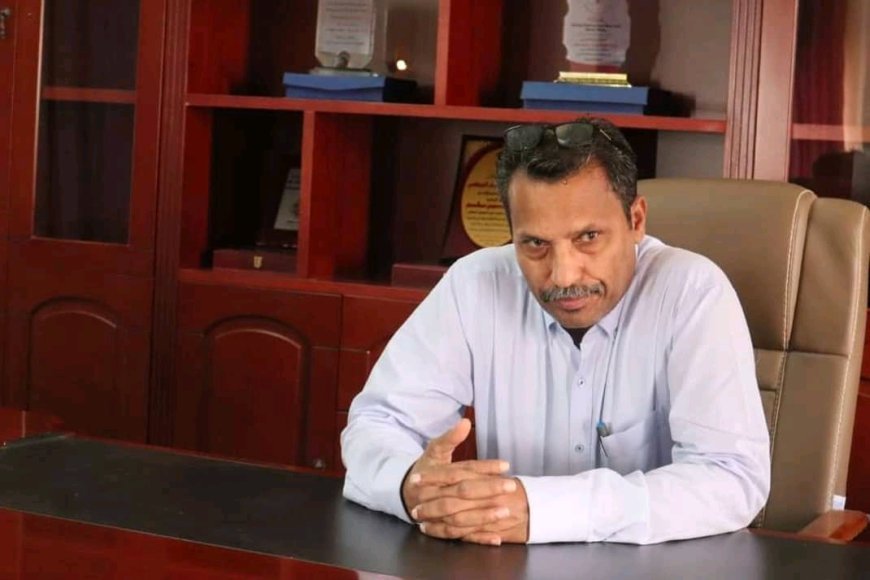 محافظ أبين يعزي مدير عام أحور في وفاة شقيقه محمد مهدي العولقي