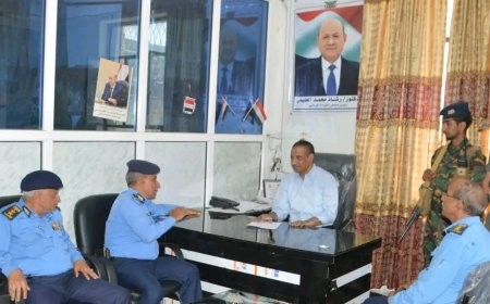 العميد الأكحلي يتفقد إدارة شرطة السير بتعز ويوجه بتشديد إجراءات ضبط المخالفات المرورية