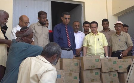 بدعم مباشر من الرئيس القائد عيدروس الزُبيدي.. "انتقالي لحج" يدشّن توزيع 2000 كرتون من المحاليل الوريدية لمواجهة تفشي الأوبئة بالمحافظة