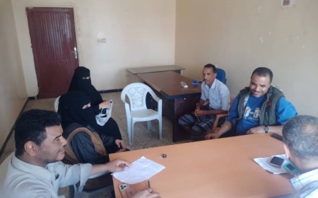 مدير الشؤون الاجتماعية بمحافظة أبين يناقش مع ضباط منظمة كير موضوع فتح حسابات لمستفيدي برنامج الغذاء العالمي