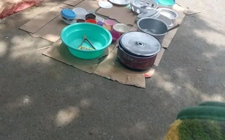 في مشهد يعكس عمق الأزمة المعيشية.. مواطن في زنجبار يبيع أوانيه المنزلية لتوفير احتياجات أسرته