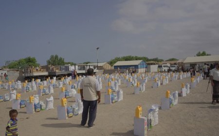 بدعم إماراتي.. خلية الأعمال الإنسانية تقدم سلالاً غذائية للاجئين الأفارقة في الخوخة.