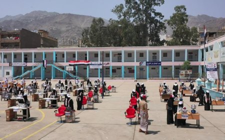 تعز .. تسليم مشاريع التمكين الاقتصادي لطلاب وطالبات معهد "احتراف" من أسر الشهداء والجرحى والأسرى