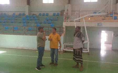 منظمة هيلب كود تناقش مع مدير مكتب الشباب والرياضة في لحج إعادة تأهيل الصالة الرياضية بالمحافظة