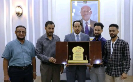 الوزير البكري يتسلم درع مؤسسة إبذار التنموية الثقافية