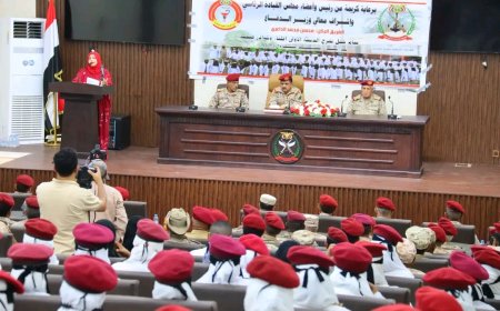 وزير الدفاع يشهد حفل تخرج الدفعة الأولى أطباء جامعيين من مدرسة جندوح بعدن