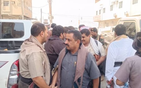 مدير أمن شبوة يؤدي واجب العزاء في الفقيد زياد ناصر البحري