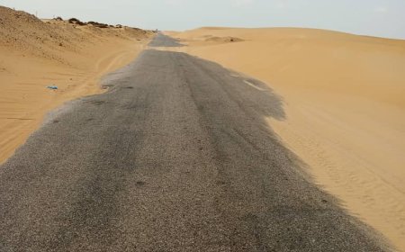 الرمال المتحركة تغزو الخط الدولي عين بامعبد - عزان - عتق وفي مرمى الإغلاق التام