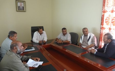 محافظ أبين يبحث مع مدير الصحة الجديد سبل تحسين الخدمات الصحية ويشهد عملية التسليم والاستلام