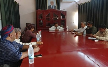 محافظ أبين يلتقي لجنة مبادرة طريق ثرة ويؤكد دعم المحافظة لجهودهم