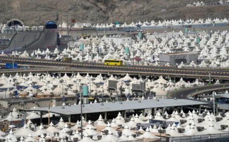 الحجاج يتوجهون إلى منى لقضاء يوم التروية